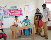 हाथी पांव से बचाव हेतु स्वास्थ्य कर्मियों ने ब्लॉक परिसर में कैंप कर खिलाई दवा