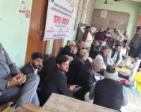 खजनी तहसील में तहसीलदार के विरोध में वकीलों का धरना-प्रदर्शन