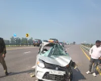 पूर्वांचल एक्सप्रेस-वे पर अल्टो कार पलटी