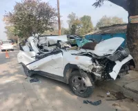 चलती ट्रक में घुसी कार, मां-बेटे की मौत: कार क्षतिग्रस्त