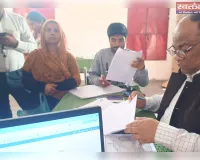 कानपुर देहात: स्टेट रिप्रेजेन्टेटिव आकाश यादव ने बूथ पर पहुंचकर महिलाओं की समस्या का कराया समाधान