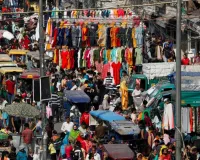 दिल्ली के सदर बाजार में अवैध पटरी वालों का कब्जा सड़क पर अतिक्रमण जारी