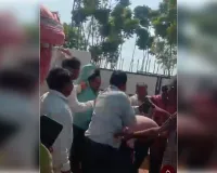 सदर विधायक जै किशन शाहु के भतीजे ने सरेआम की गुंडागर्दी युवक को चप्पलों से पीटा