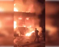बलिया में किराना दुकान में भीषण आग, दम घुटने से मां-बेटे की मौत: पत्नी-बेटे को बचाने में जुटा पति छत से कूदा, पैर फ्रैक्चर