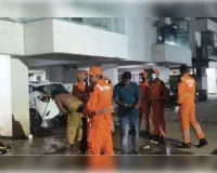 सीवर टैंक की सफाई करते समय,,दम घुटने से पिता पुत्र की मौत