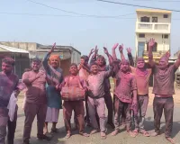 अबीर - गुलाल लगाकर शोहरतगढ़ में भ्रमण कर लोगों ने खेली होली