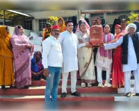 सिद्धार्थनगर में गैस किल्लत पर सपा का अनोखा प्रदर्शनः कलेक्ट्रेट परिसर में  खाली सिलेंडर लेकर पहुंची  महिला मोर्चा की जिलाध्यक्ष, अन्य