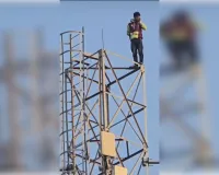 प्रेमिका के लिए वीरू बना आशिक... टावर पर चढ़ा, बोला- वह प्रेमिका से  शादी करेगा  तभी नीचे उतरूंगा... 