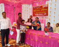 वार्षिक परीक्षा अंक पत्र व पुरस्कार पाकर बच्चे  हुए खुश