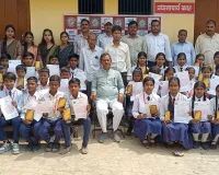 अंक पत्र पाकर खिले बच्चों के चेहरे