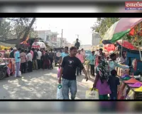 होली के पर्व मनाने के लिए दुकानों पर जुटी भीड़