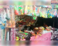 नैनी में होली की आहट: रंग पिचकारी और मुखौटों से सजे बाजार