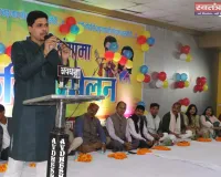 होली हंगामा में कवियों ने बहाई फागुनी बयार, लगे ठहाके