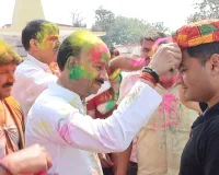 पुलिस लाइन में होली मिलन समारोह का आयोजन,एक दूसरे को अबीर गुलाल लगाकर दी  शुभकामनाएं