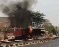 सड़क किनारे खड़े ट्रक में लगी भीषण आग,मची अफरा तफरी 