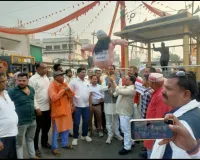 प्रदेश के मुख्यमंत्री योगी आदित्यनाथ की माता पर मौलाना सलीम द्वारा अभद्र और आपत्तिजनक टिप्पणी किए जाने पर भाजपाइयों ने किया विरोध प्रदर्शन