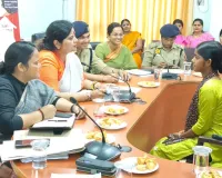 उत्कृष्ट कार्य करने वाली महिलाओं को प्रशस्ति पत्र देकर किया गया सम्मानित, महिला कल्याण योजनाओं की हुई समीक्षा