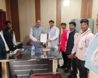 खरौंधी में जन समस्याओं  को लेकर  अपना दल एस युवा मंच के  नेतृत्व में युवाओं ने खण्ड विकास अधिकारी कोन को सौंपा ज्ञापन, समस्याओं से निजात दिलाने की मांग