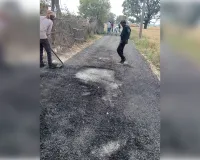 पीडब्ल्यूडी निर्माण  में घटिया सामग्री से बनाई जा रही है सड़क, लोगो में आक्रोश