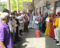 रसोई गैस की किल्लत को लेकर सपा का तहसील पर प्रदर्शन