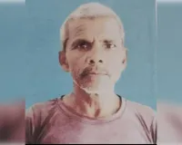 बेटे की लाश एंबुलेंस में और कफन लेने गया पिता हुआ 'गायब'