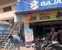 ओबरा में सड़क पर फाईल जलाते प्राईवेट बैंक के मैनेजर का वीडियो हुआ वायरल , उड़ाई पर्यायवरण की खुलेयाम धज्जियां