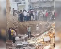 प्रयागराज में बिल्डिंग का मलबा गिरी, मची अफरा-तफरी