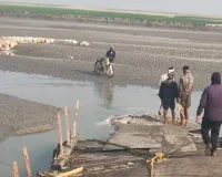 खड्डा में पीपा पुल निर्माण अटका: गंडक के तेज बहाव और तकनीकी चुनौतियां बनी बाधा