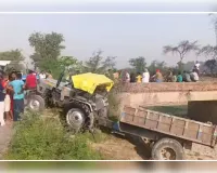 चकपालीनहर पुलिया पर अनियंत्रित ट्रैक्टर नहर में गिरा, बड़ा हादसा टला