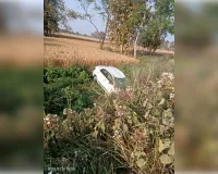 मोटरसाइकिल सवार को बचाने के प्रयास में कार खाई में गिरी