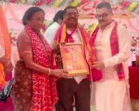 पूर्व कैबिनेट मंत्री ने किया सरकारी वकील विनोद पाठक को सम्मानित