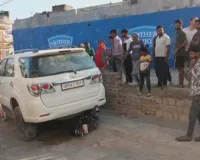 ओबरा में तेज रफ्तार टोयोटा का तांडव, बाल-बाल बची बाइक सवार की जान