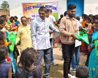 महिला दिवस पर विनोद प्रगतिशील फाउंडेशन ने बिरहोर टोला में बांटी साड़ियां और बच्चों को मिठाई