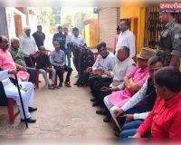 चंदवा एयर एंबुलेंस हादसा: सांसद कालीचरण सिंह ने पीड़ित परिवार से की दूसरी मुलाकात, हरसंभव सहयोग का भरोसा