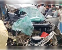 भीषण सड़क हादसा: ज्वेलर्स व्यापारी की कार बस से टकराई, कई घायल