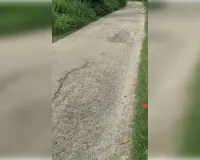 बेहजम ब्लॉक क्षेत्र में उखड़ी सड़क और गहरे गड्ढों में हिचकोले खा रहे वाहन