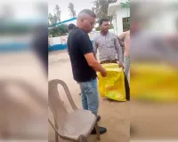 लखीमपुर खीरी – गैस एजेंसी पर दिव्यांग की पिटाई, वीडियो वायरल