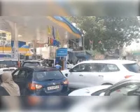 पेट्रोल-डीजल की 'किल्लत' की अफवाह से पेट्रोल पंपों पर लगीं लंबी-लंबी कतारें