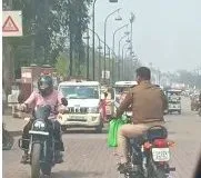 बिना हेलमेट बाइक चलाते दिखे निंबू पार्क पुलिस चौकी के पुलिसकर्मी