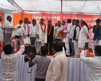 सपा के होली मिलन कार्यक्रम में पहुंचे वरिष्ठ नेता जुटी अपार भीड़ 