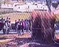 बलिया में खाकी का कहर: सिपाही ने गर्भवती महिला को पीटा, जमीन विवाद में पहुंची थी पुलिस वीडियो वायरल