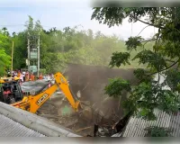 लंबे कानूनी संघर्ष के बाद जिले के दुल्लभछड़ा बड़ा बाजार में अतिक्रमण हटाया गया