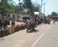 प्रियदर्शनी गैस एजेंसी नैनी में एलपीजी गैस की मारामारी, विभागीय अधिकारी बेखबर