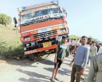 गोवंश से लदी डीसीएम पलटी, कई पशुओं की दर्दनाक मौत