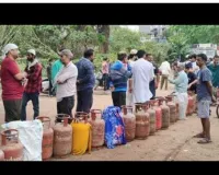 कानपुर में गैस उपभोक्ताओं की फरियाद,साहब सिलेंडर दिला दो, खाना नहीं बन पा रहा