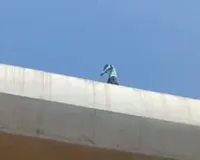 कल्याणपुर मेट्रो ट्रैक पर चढ़ा युवक, नशे में टहलता रहा; सुरक्षा व्यवस्था पर उठे सवाल