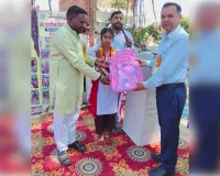 नपं अध्यक्ष  ने बच्चों में बांटा बैग