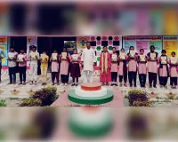 सत्र के पहले दिन निःशुल्क पाठ्य पुस्तक पाकर बच्चों के खिले चेहरे