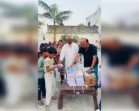 समाजसेवी निजामुद्दीन ने स्कूली बच्चों को कॉपी बांटी