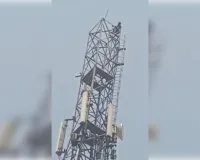 प्रेमिका के लिए वीरू बना आशिक... टावर पर चढ़ा, बोला- वह प्रेमिका से  शादी करेगा  तभी नीचे उतरूंगा...